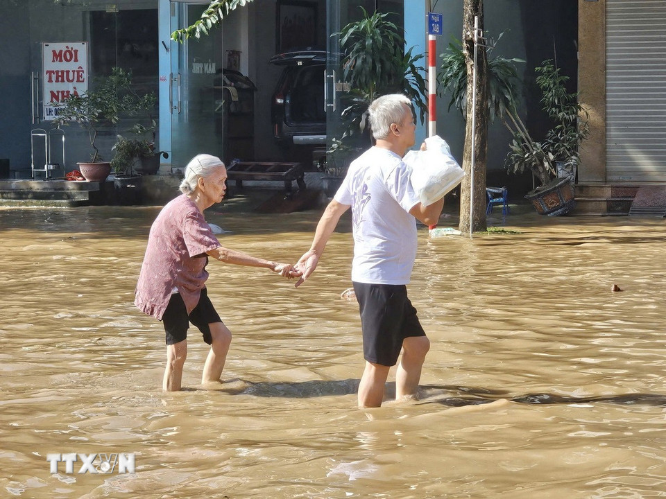 Người dân ở Thái Nguyên bắt đầu trở về nhà sau khi lũ rút. (Ảnh: Hoàng Nguyên/TTXVN)