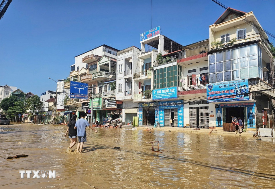 Đường Phan Đình Phùng, trung tâm tỉnh Thái Nguyên, nước đã rút nhưng vẫn đặc quánh bùn đất. (Ảnh: Hoàng Nguyên/TTXVN)