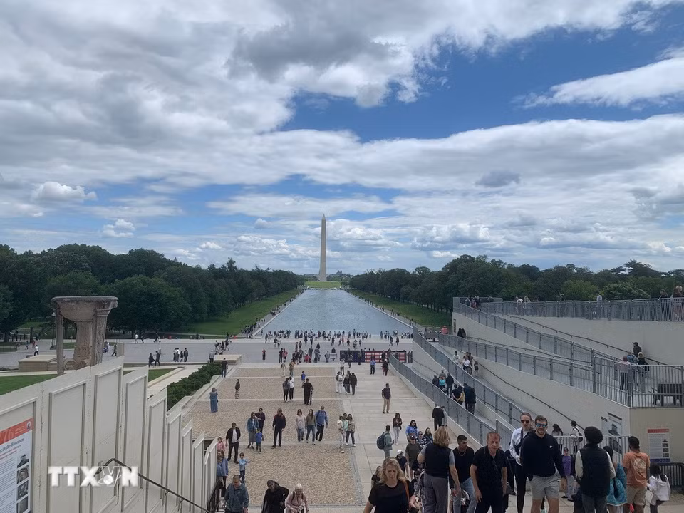 Đài tưởng niệm Washington (Washington Monument) hay Tháp Bút chì được xây dựng để tưởng nhớ Tổng thống đầu tiên của Mỹ George Washington. Trong ảnh: Tượng đài Washington nhìn từ phía Nhà tưởng niệm Lincoln. (Ảnh: Ngọc Quang/TTXVN)