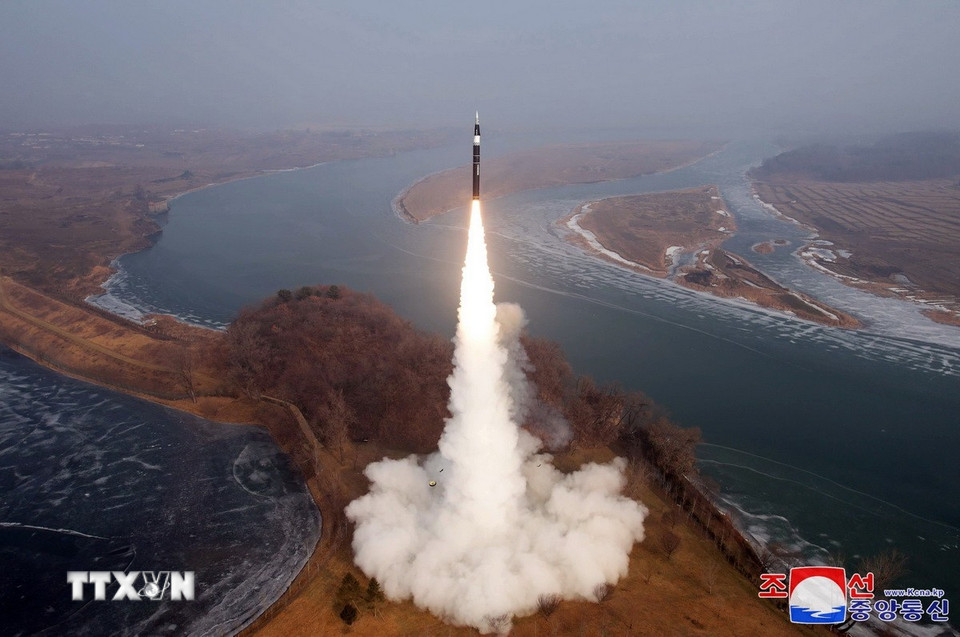Theo KCNA, sau khi được phóng từ một bãi phóng ở vùng ngoại ô thủ đô Bình Nhưỡng về phía Đông Bắc, tên lửa đã đạt đến độ cao 99,8km, sau đó là 42,5km. (Ảnh:v KCNA/TTXVN)