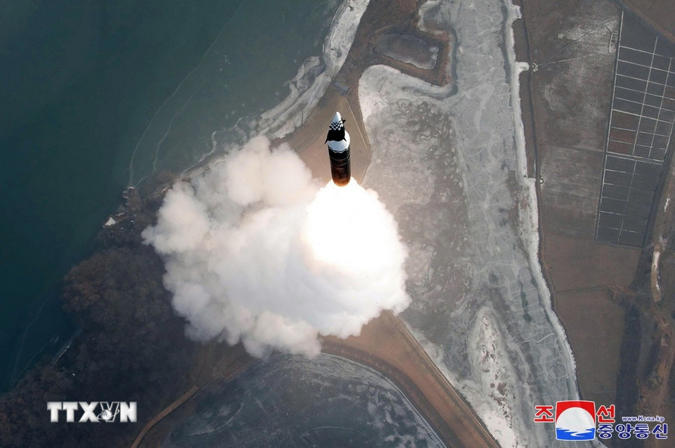 Cuối cùng, tên lửa đã đáp xuống xuống vùng biển mục tiêu. (Ảnh: KCNA/TTXVN)