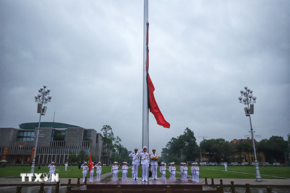 Đội tiêu binh thực hiện nghi thức treo cờ rủ Lễ Quốc tang nguyên Chủ tịch nước Trần Đức Lương. (Ảnh: Tuấn Anh/TTXVN)