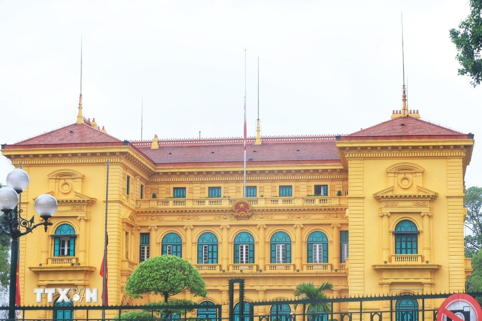 Nghi thức treo cờ rủ Lễ Quốc tang nguyên Chủ tịch nước Trần Đức Lương tại Phủ Chủ tịch. (Ảnh: Tuấn Anh/TTXVN)