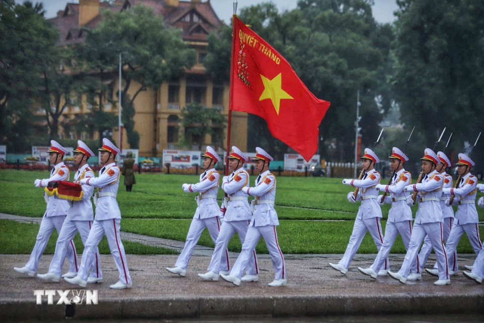 Đội tiêu binh thực hiện các nghi thức treo cờ rủ Lễ Quốc tang nguyên Chủ tịch nước Trần Đức Lương. (Ảnh: Tuấn Anh/TTXVN)