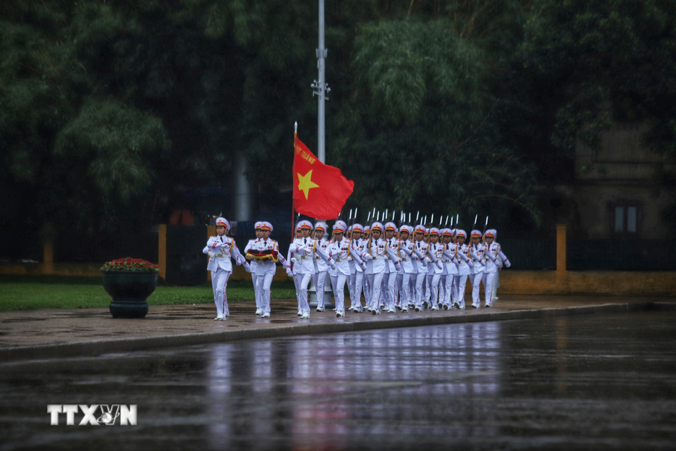 Đội tiêu binh thực hiện các nghi thức treo cờ rủ Lễ Quốc tang nguyên Chủ tịch nước Trần Đức Lương. (Ảnh: Tuấn Anh/TTXVN)