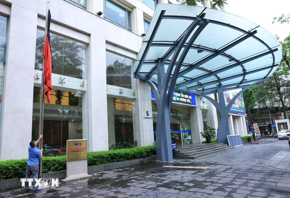 Treo cờ rủ Lễ Quốc tang nguyên Chủ tịch nước Trần Đức Lương tại trụ sở Thông tấn xã Việt Nam. (Ảnh: Tuấn Anh/TTXVN)