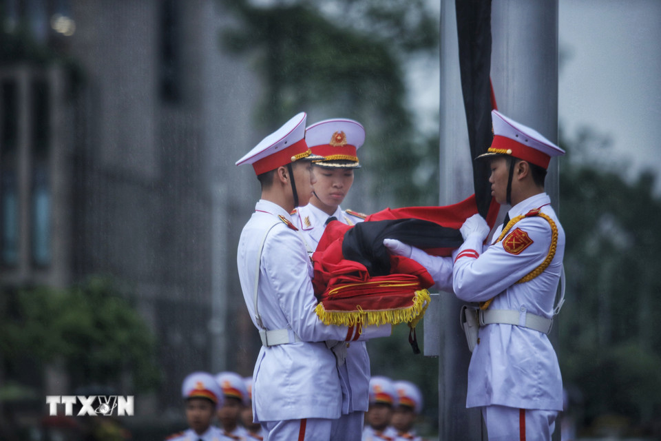 Đội tiêu binh thực hiện các nghi thức treo cờ rủ Lễ Quốc tang nguyên Chủ tịch nước Trần Đức Lương. (Ảnh: Tuấn Anh/TTXVN)