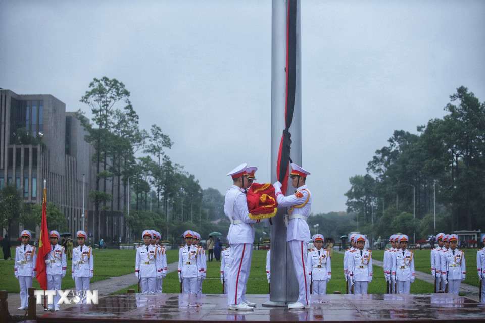 Đội tiêu binh thực hiện các nghi thức treo cờ rủ Lễ Quốc tang nguyên Chủ tịch nước Trần Đức Lương. (Ảnh: Tuấn Anh/TTXVN)
