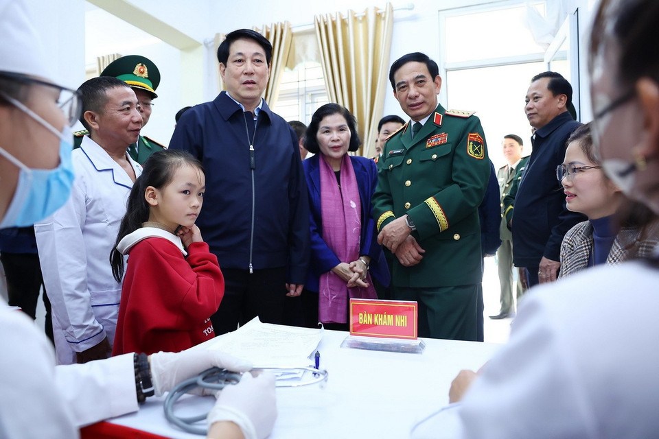 Chủ tịch nước Lương Cường động viên lực lượng quân y đang khám bệnh, cấp thuốc miễn phí cho nhân dân tại xã Pa Tần, huyện Sìn Hồ, tỉnh Lai Châu. (Ảnh: Lâm Khánh/TTXVN)