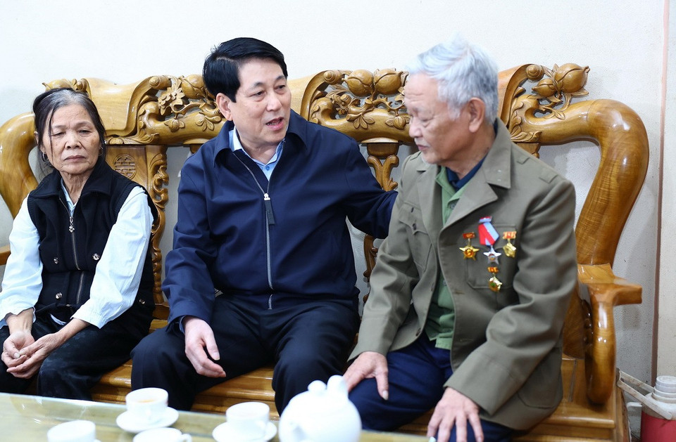 Chủ tịch nước Lương Cường đến thăm hỏi thương binh Nguyễn Văn Hiên tại xã Pa Tần, huyện Sìn Hồ, tỉnh Lai Châu. (Ảnh: Lâm Khánh/TTXVN)