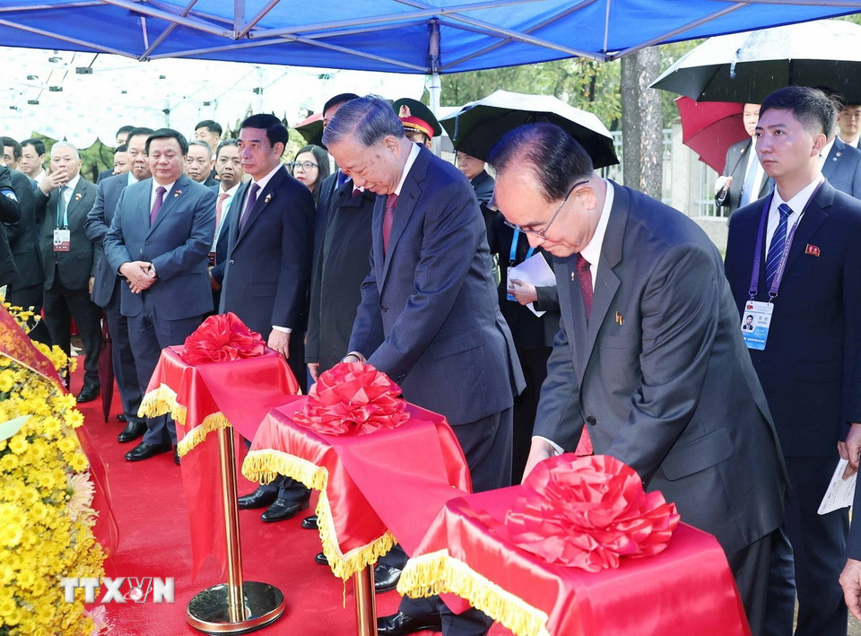 Tổng Bí thư Tô Lâm và các đại biểu thực hiện nghi thức khánh thành Tượng đài Chủ tịch Hồ Chí Minh. (Ảnh: Thống Nhất/TTXVN)