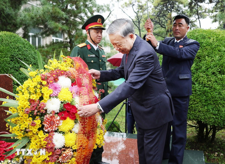 Tổng Bí thư Tô Lâm đặt lẵng hoa tại Tượng đài Chủ tịch Hồ Chí Minh. (Ảnh: Thống Nhất/TTXVN)