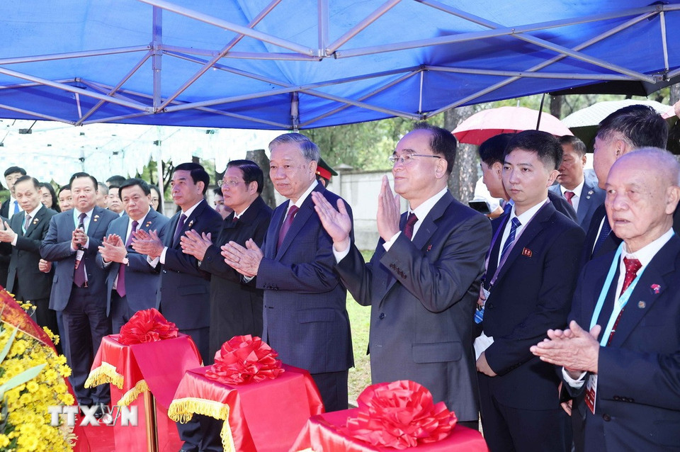 Tổng Bí thư Tô Lâm và các đại biểu thực hiện nghi thức khánh thành Tượng đài Chủ tịch Hồ Chí Minh. (Ảnh: Thống Nhất/TTXVN)
