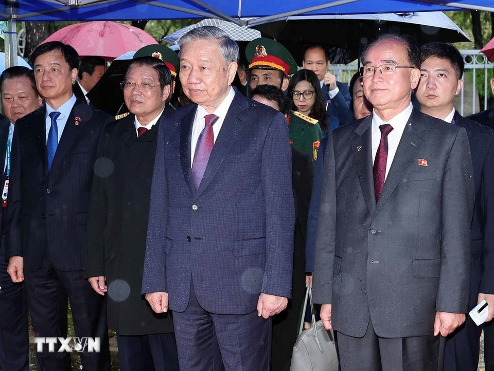 Tổng Bí thư Tô Lâm dự Lễ khánh thành Tượng đài Chủ tịch Hồ Chí Minh trong khuôn viên Đại sứ quán Việt Nam tại Triều Tiên. (Ảnh: Thống Nhất/TTXVN)