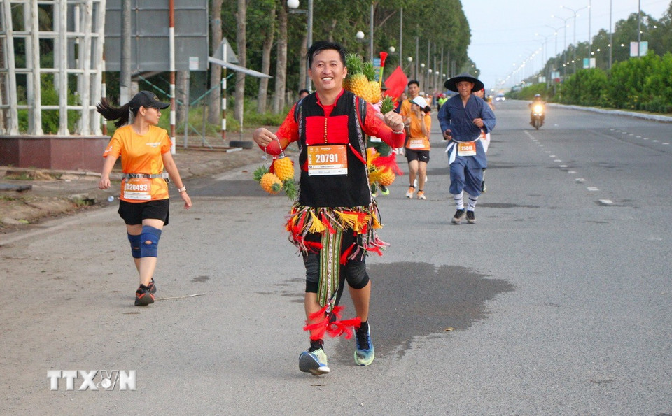 Vận động viên hóa trang tạo ấn tượng tại giải chạy. (Ảnh: Nguyễn Hằng/TTXVN)