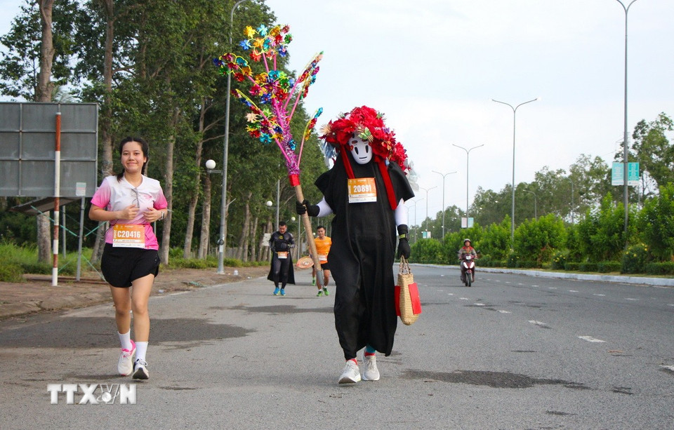 Cosplay "Vô diện," một hình ảnh quen thuộc tại giải chạy. (Ảnh: Nguyễn Hằng/TTXVN)