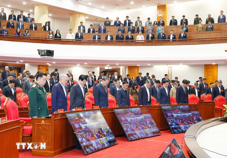 Tổng Bí thư Tô Lâm và các đại biểu các đại biểu dành 1 phút mặc niệm những người bị thiệt mạng do bão lũ. (Ảnh: Thống Nhất/TTXVN)