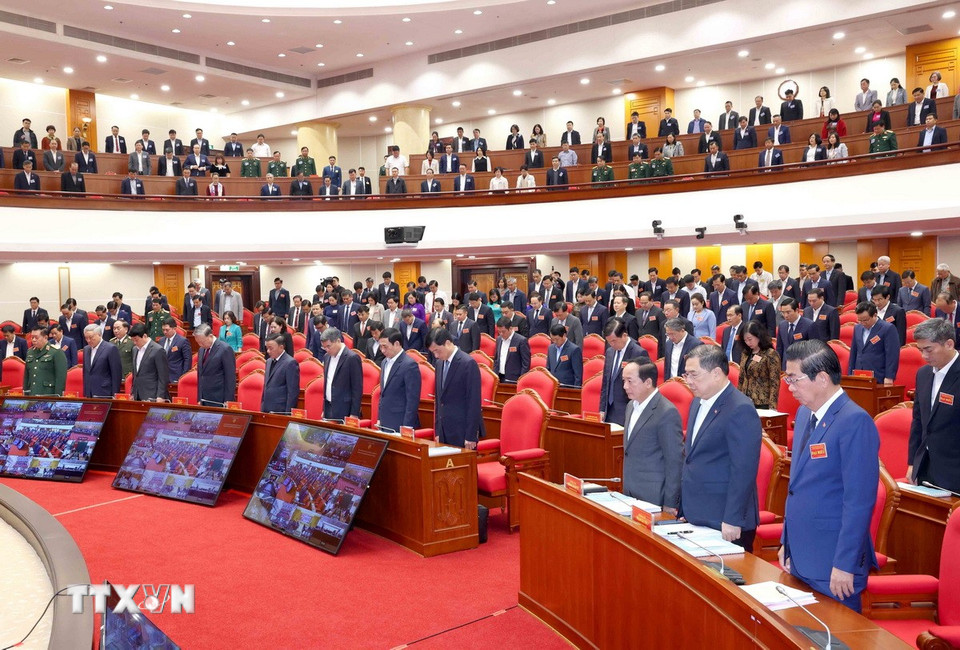 Đại biểu tham dự hội nghị dành phút mặc niệm những người thiệt mạng do lũ lụt. (Ảnh: Phương Hoa/TTXVN)