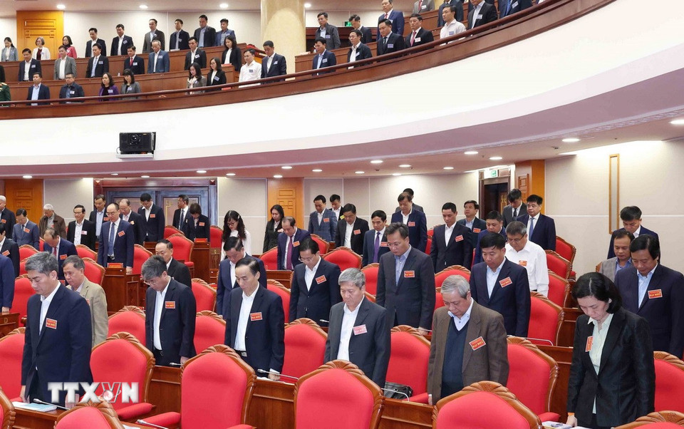 Đại biểu tham dự hội nghị dành phút mặc niệm những người thiệt mạng do lũ lụt. (Ảnh: Phương Hoa/TTXVN)