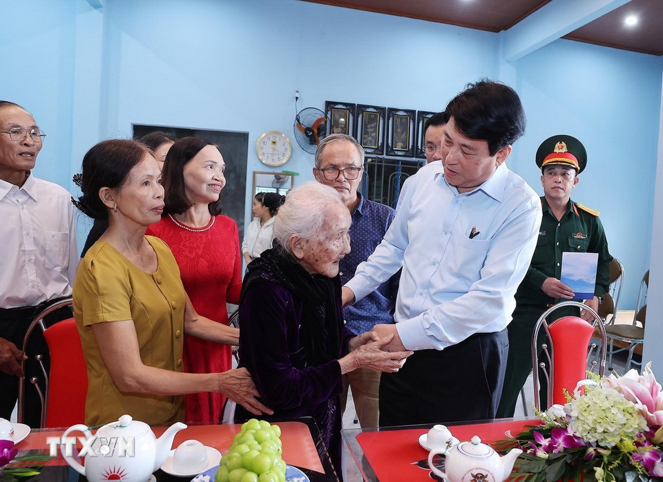 Chủ tịch nước Lương Cường và đoàn công tác đến thăm Mẹ Việt Nam anh hùng Nguyễn Thị Ngôn (105 tuổi) tại thôn Bảo An, xã Gò Nổi. (Ảnh: Lâm Khánh/TTXVN)