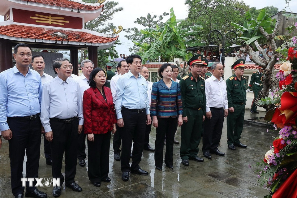 Chủ tịch nước Lương Cường dâng hoa, dâng hương tại Nhà tưởng niệm Tổng đốc Hoàng Diệu, thôn Xuân Kỳ, xã Gò Nổi. (Ảnh: Lâm Khánh/TTXVN)