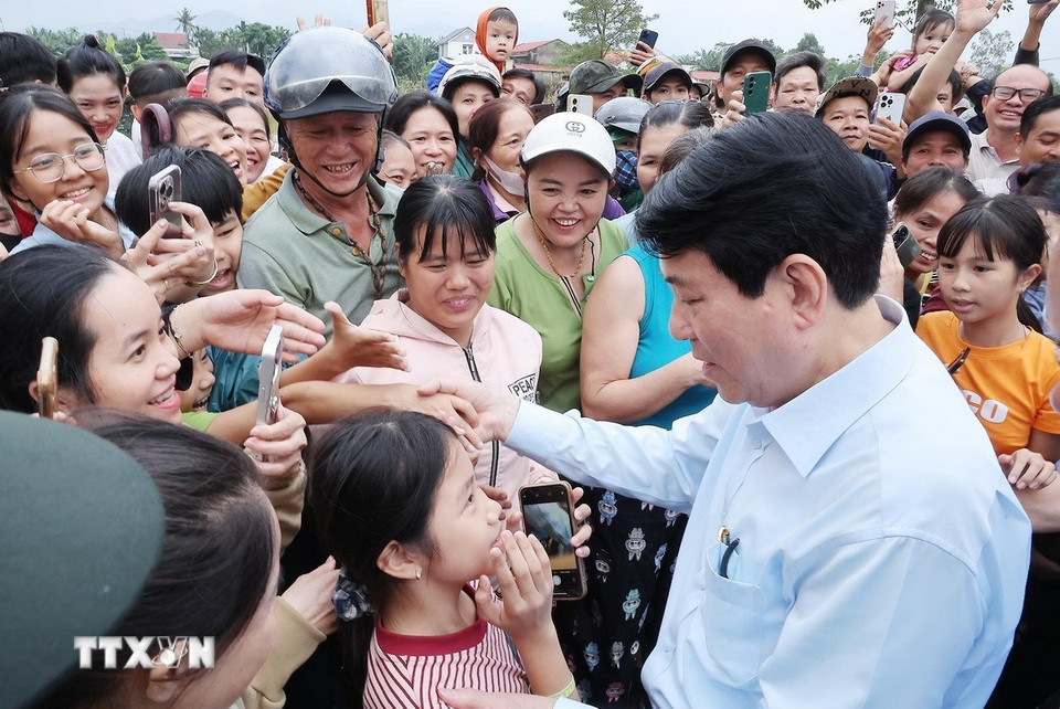 Chủ tịch nước Lương Cường thăm hỏi, động viên nhân dân vùng lũ lụt, bị ngập nước xã Gò Nổi. (Ảnh: Lâm Khánh/TTXVN)
