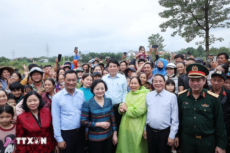 Chủ tịch nước Lương Cường với nhân dân vùng lũ lụt, bị ngập nước xã Gò Nổi. (Ảnh: Lâm Khánh/TTXVN)