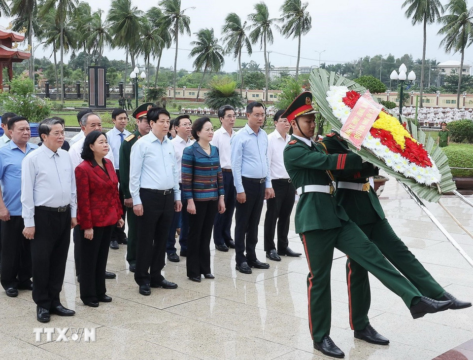 Chủ tịch nước Lương Cường dâng hoa, dâng hương tại Nghĩa trang Liệt sỹ Điện Bàn, thuộc xã Điện Bàn Bắc. (Ảnh: Lâm Khánh/TTXVN)