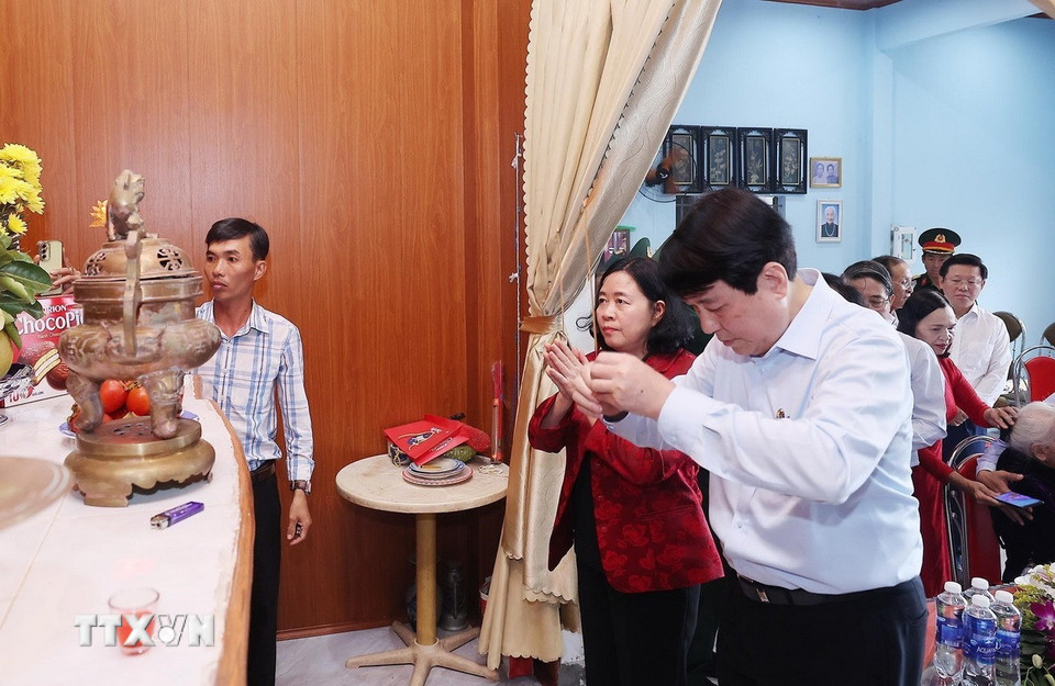 Chủ tịch nước Lương Cường dâng hương tưởng niệm các Anh hùng Liệt sỹ tại Nhà Mẹ Việt Nam anh hùng Nguyễn Thị Ngôn (105 tuổi) tại thôn Bảo An, xã Gò Nổi. (Ảnh: Lâm Khánh/TTXVN)