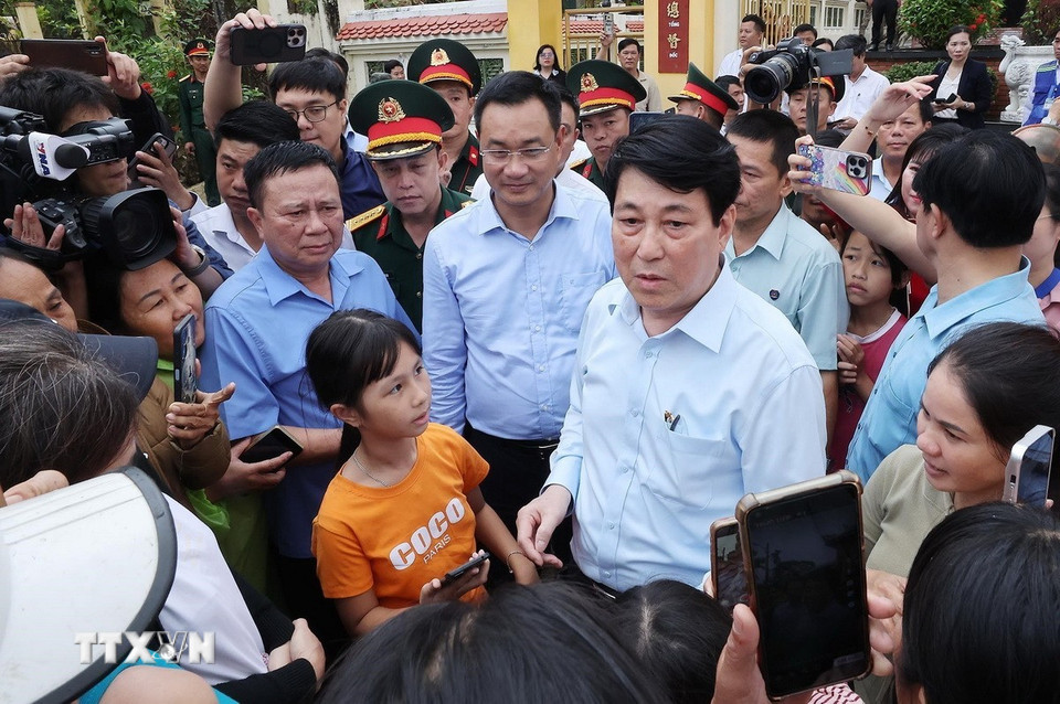 Chủ tịch nước Lương Cường thăm hỏi, động viên nhân dân vùng lũ lụt, bị ngập nước xã Gò Nổi. (Ảnh: Lâm Khánh/TTXVN)