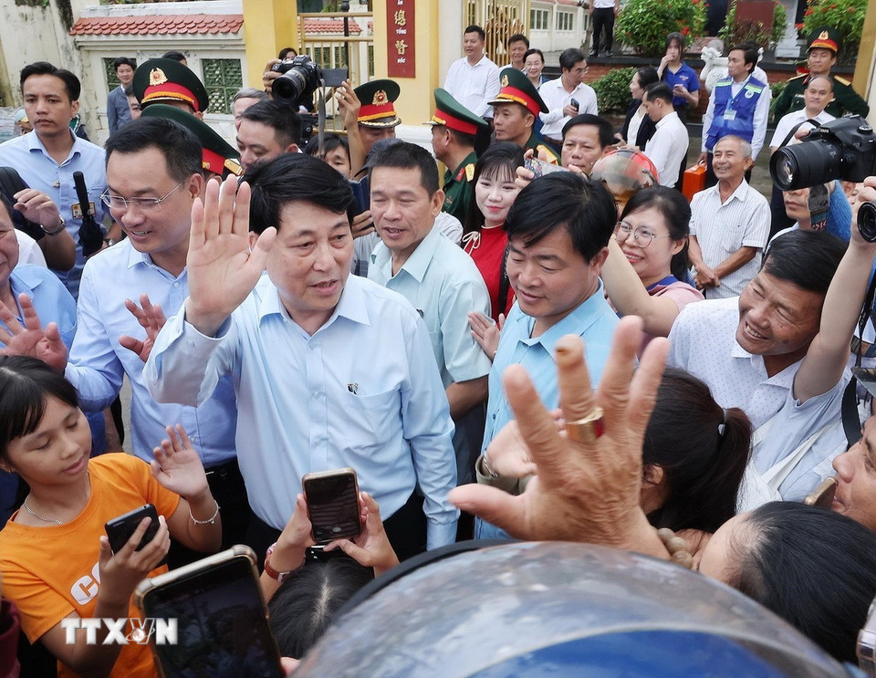 Chủ tịch nước Lương Cường với nhân dân vùng lũ lụt, bị ngập nước xã Gò Nổi. (Ảnh: Lâm Khánh/TTXVN)