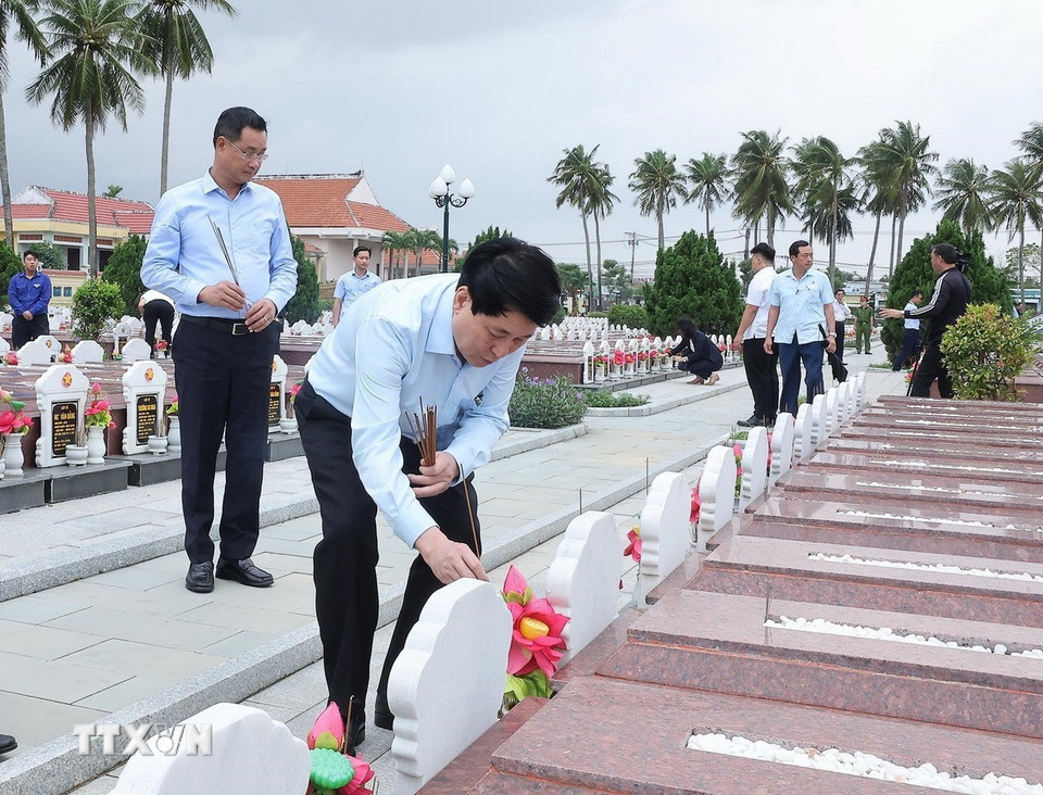 Chủ tịch nước Lương Cường dâng hương tưởng nhớ các Anh hùng Liệt sỹ tại Nghĩa trang Liệt sỹ Điện Bàn, thuộc xã Điện Bàn Bắc. (Ảnh: Lâm Khánh/TTXVN)