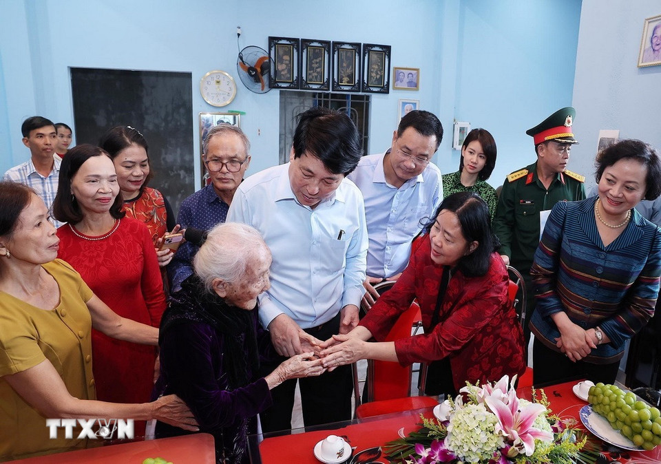 Chủ tịch nước Lương Cường và đoàn công tác đến thăm Mẹ Việt Nam anh hùng Nguyễn Thị Ngôn (105 tuổi) tại thôn Bảo An, xã Gò Nổi. (Ảnh: Lâm Khánh/TTXVN)