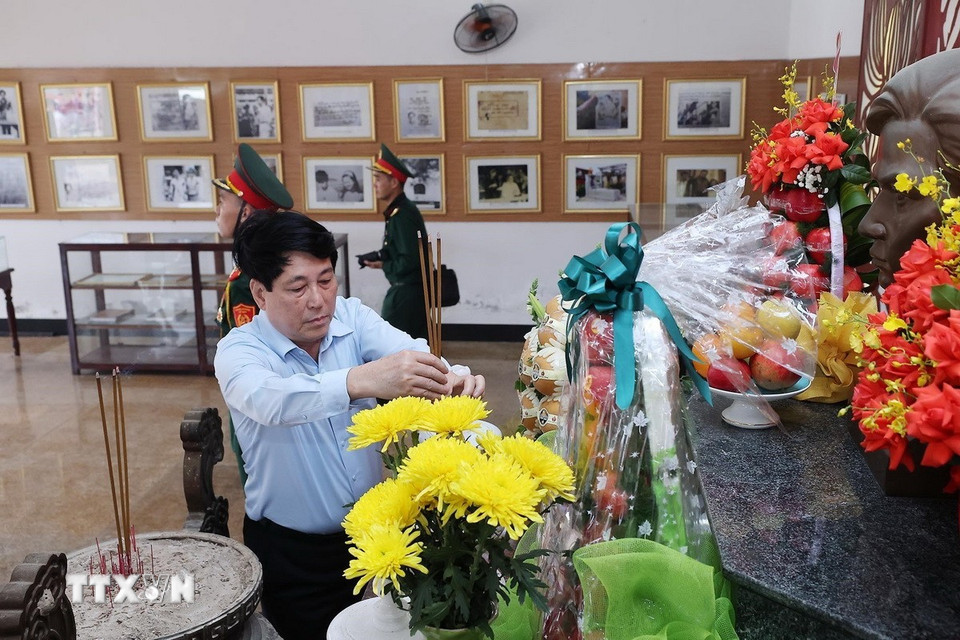 Chủ tịch nước Lương Cường dâng hương tại Nhà Lưu niệm Anh hùng liệt sỹ Nguyễn Văn Trỗi thuộc xã Điện Bàn Bắc, Đà Nẵng. (Ảnh: Lâm Khánh/TTXVN)