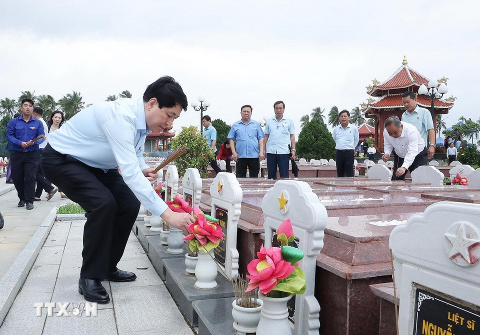 Chủ tịch nước Lương Cường dâng hương tưởng nhớ các Anh hùng Liệt sỹ tại Nghĩa trang Liệt sỹ Điện Bàn, thuộc xã Điện Bàn Bắc. (Ảnh: Lâm Khánh/TTXVN)