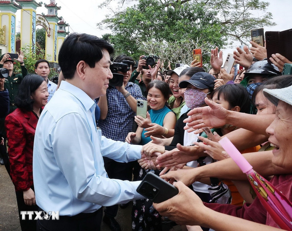 Chủ tịch nước Lương Cường thăm hỏi, động viên nhân dân vùng lũ lụt, bị ngập nước xã Gò Nổi. (Ảnh: Lâm Khánh/TTXVN)