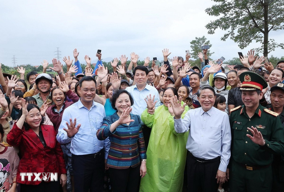 Chủ tịch nước Lương Cường với nhân dân vùng lũ lụt, bị ngập nước xã Gò Nổi. (Ảnh: Lâm Khánh/TTXVN)