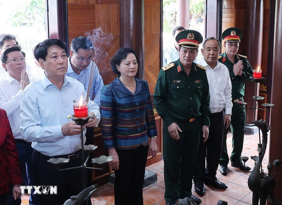 Chủ tịch nước Lương Cường dâng hương tại Nhà tưởng niệm Tổng đốc Hoàng Diệu, thôn Xuân Kỳ, xã Gò Nổi. (Ảnh: Lâm Khánh/TTXVN)