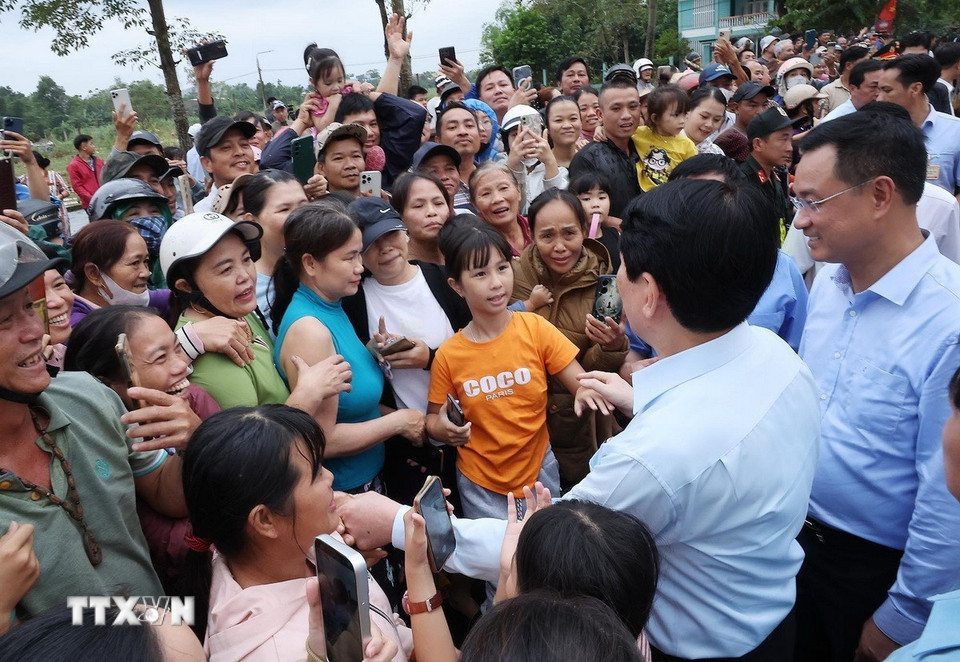 Chủ tịch nước Lương Cường thăm hỏi, động viên nhân dân vùng lũ lụt, bị ngập nước xã Gò Nổi. (Ảnh: Lâm Khánh/TTXVN)