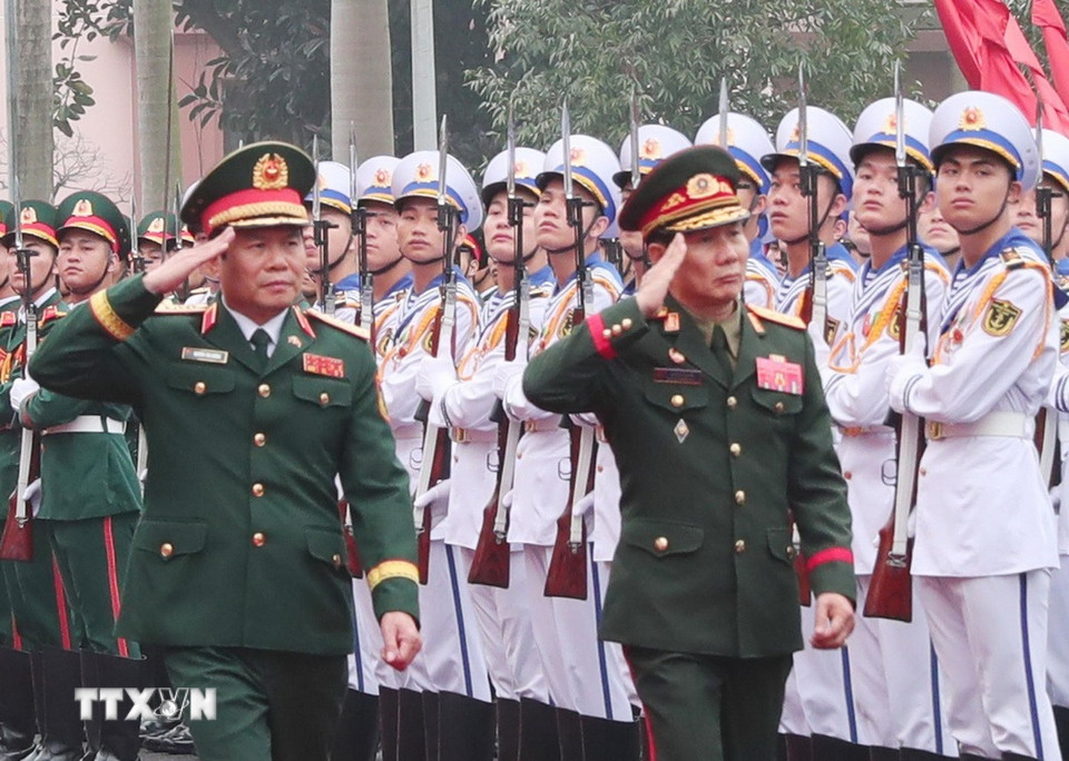 Đại tướng Nguyễn Tân Cương và Trung tướng Saichay Kommasith duyệt Đội Danh dự Quân đội Nhân dân Việt Nam. (Ảnh: Trọng Đức/TTXVN)