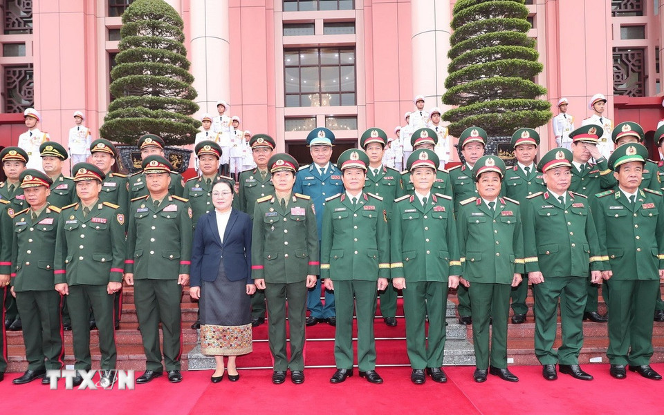 Đại tướng Nguyễn Tân Cương, Trung tướng Saichay Kommasith và đại biểu hai nước. (Ảnh: Trọng Đức/TTXVN)