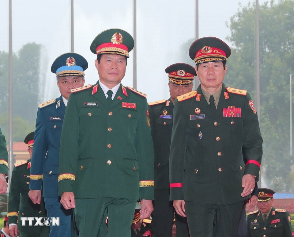 Đại tướng Nguyễn Tân Cương và Trung tướng Saichay Kommasith. (Ảnh: Trọng Đức/TTXVN)