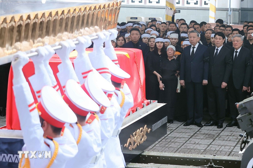 Lực lượng tiêu binh quàn linh cữu nguyên Chủ tịch nước Trần Đức Lương trên linh xa. (Ảnh: TTXVN)