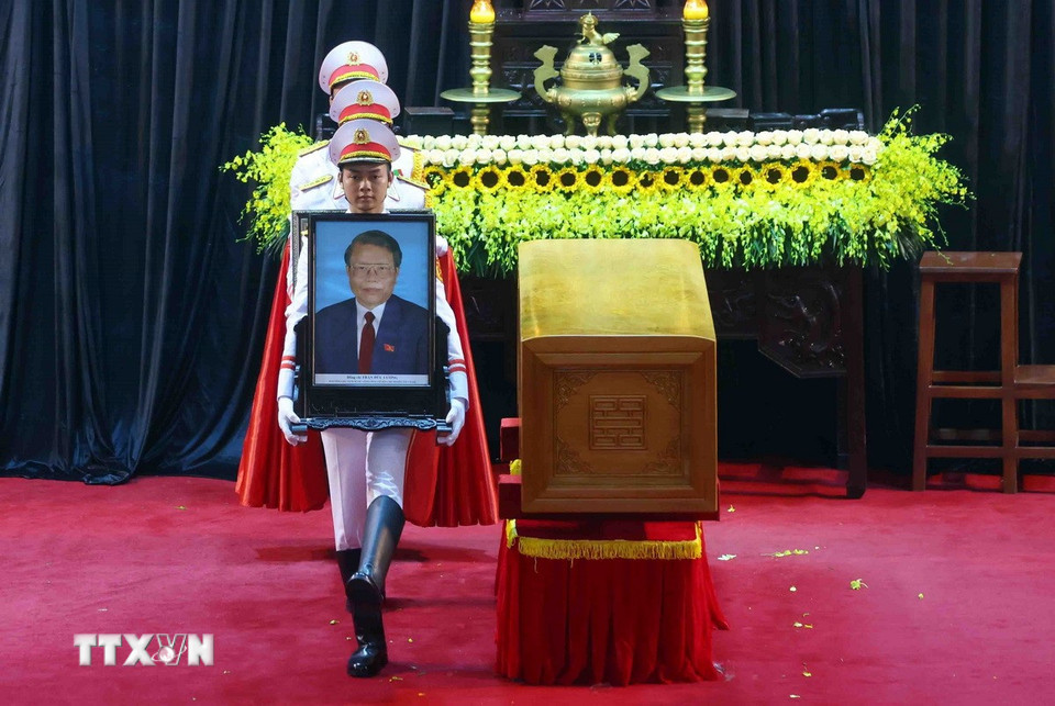 Nghi thức rước ảnh nguyên Chủ tịch nước Trần Đức Lương, bắt đầu lễ di quan. (Ảnh: TTXVN)