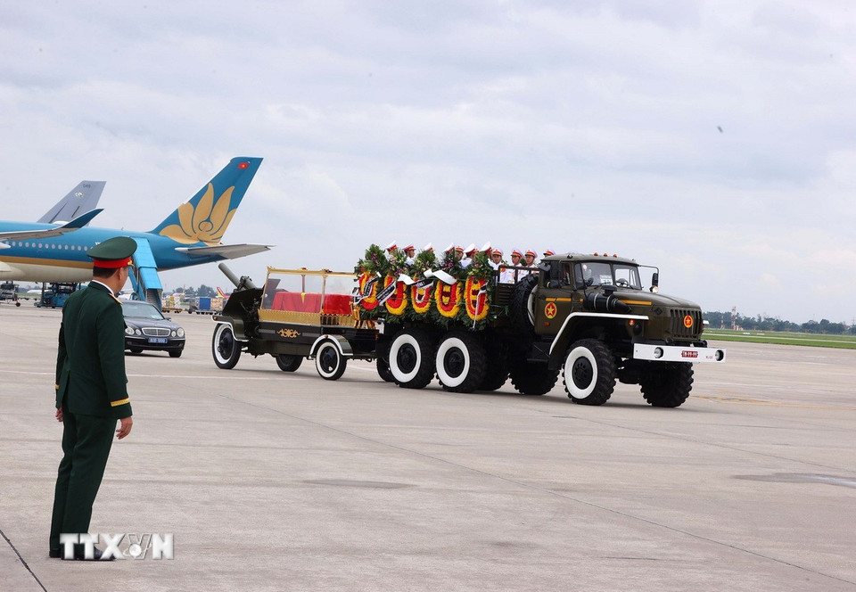 Linh xa đưa linh cữu nguyên Chủ tịch nước Trần Đức Lương đến Cảng Hàng không quốc tế Nội Bài để lên chuyên cơ chuyển về quê nhà Quảng Ngãi. (Ảnh: TTXVN)