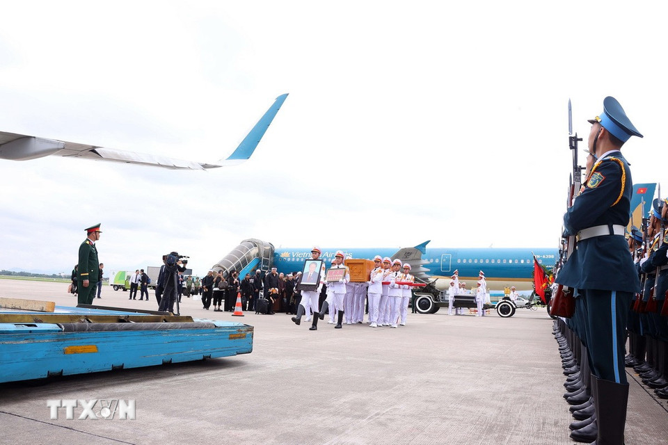 Lễ chuyển linh cữu nguyên Chủ tịch nước Trần Đức Lương lên chuyên cơ tại Cảng Hàng không quốc tế Nội Bài để về quê nhà Quảng Ngãi. (Ảnh: TTXVN)