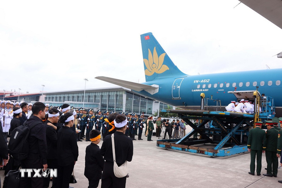 Lễ chuyển linh cữu nguyên Chủ tịch nước Trần Đức Lương lên chuyên cơ tại Cảng Hàng không quốc tế Nội Bài để về quê nhà Quảng Ngãi. (Ảnh: TTXVN)