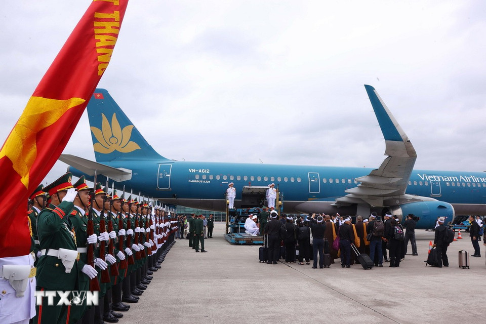 Lễ chuyển linh cữu nguyên Chủ tịch nước Trần Đức Lương lên chuyên cơ tại Cảng Hàng không quốc tế Nội Bài để về quê nhà Quảng Ngãi. (Ảnh: TTXVN)