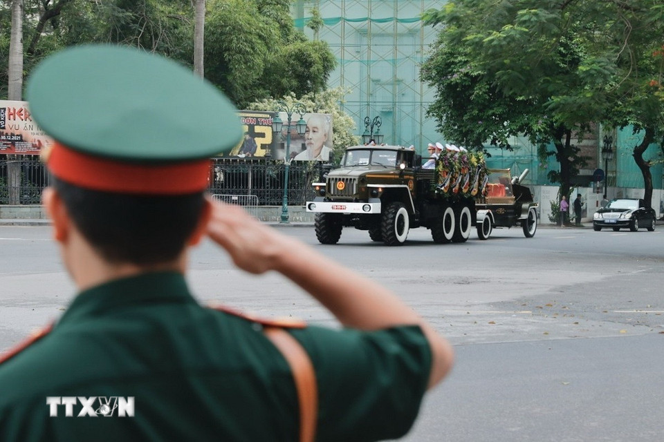 Đoàn xe chuyển linh cữu nguyên Chủ tịch nước Trần Đức Lương đi qua Quảng trường Cách mạng tháng Tám. (Ảnh: Minh Quyết/TTXVN)