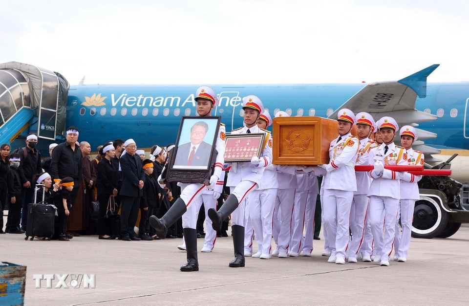 Lễ chuyển linh cữu nguyên Chủ tịch nước Trần Đức Lương lên chuyên cơ tại Cảng Hàng không quốc tế Nội Bài để về quê nhà Quảng Ngãi. (Ảnh: TTXVN)